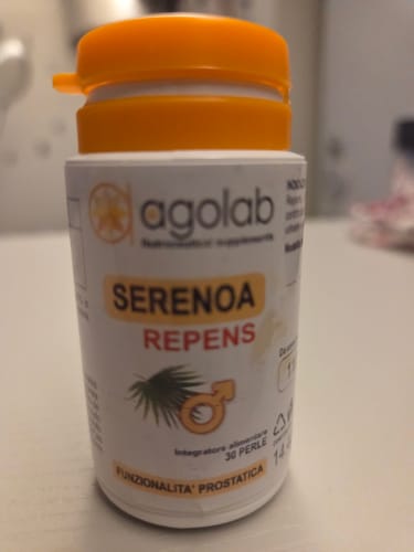 Recensore mostra il flacone bianco di Serenoa Repens con un tappo arancione acceso.
