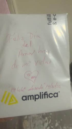 Empaque del Colgante Compass II de un cliente con una nota personal escrita a mano en el exterior.