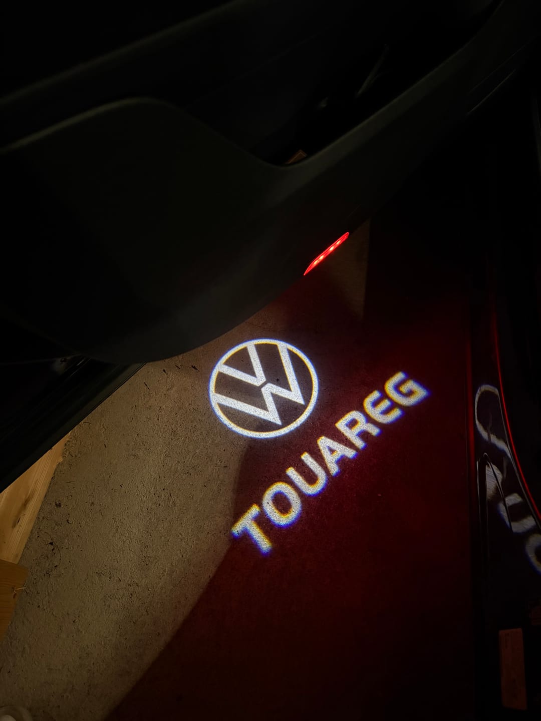 Customer photo review of Volkswagen Door lights Touareg Logo  Nr. 1J29 (quantity 1 = 2 Logo Films /2 door lights）