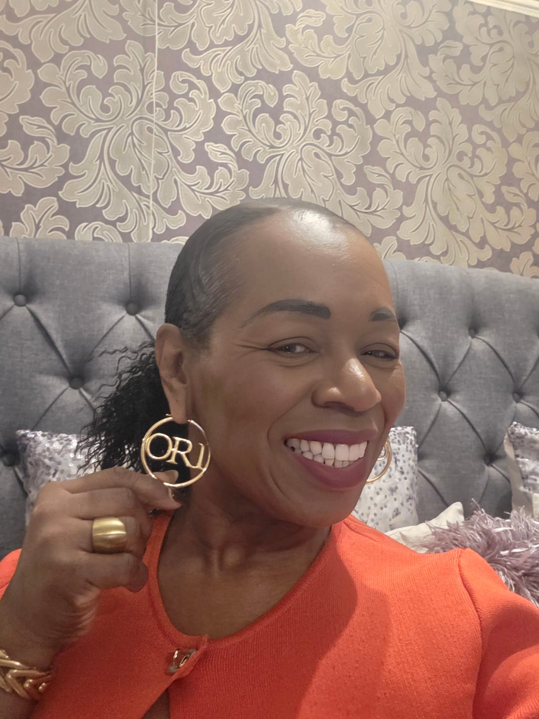 Customer photo review of ORI HOOP EARRINGS
