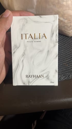 Reseña con foto de un cliente sobre Perfume Rayhaan Italia 100ml EDP