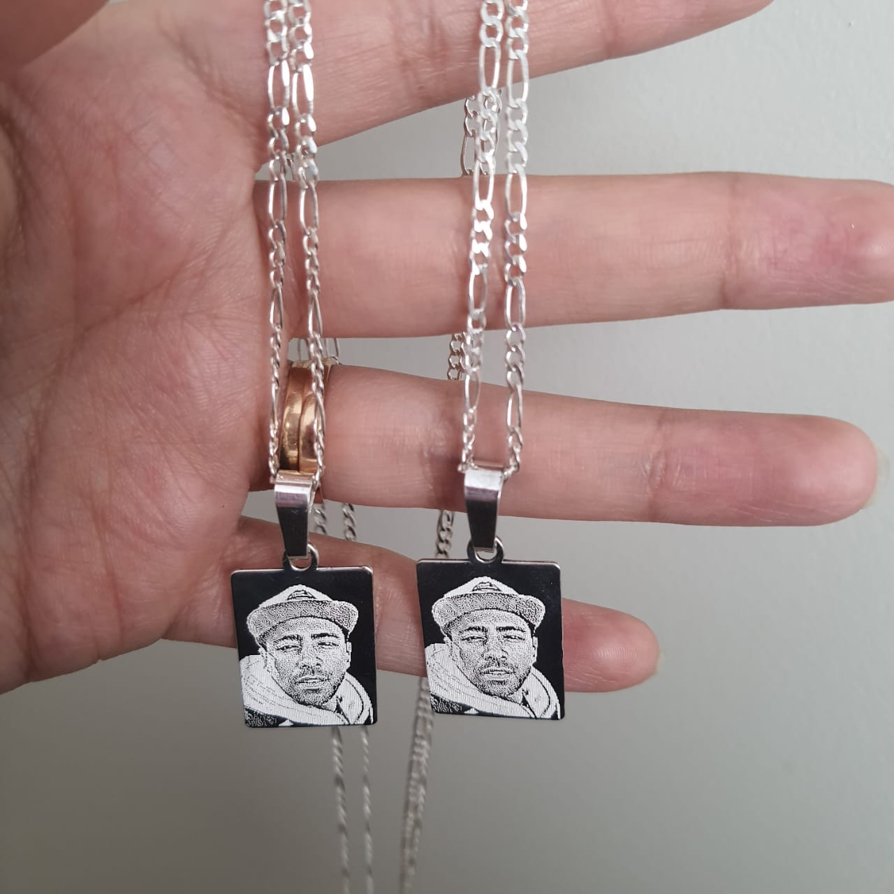 Customer photo review of Fotograbado placa mediana rectangular 1 a 3 rostros + cadena 60cm