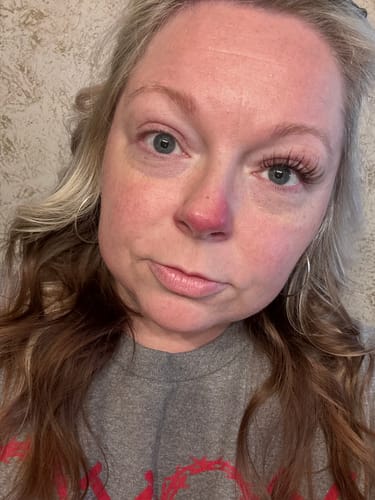 Customer compares one eye with voluminous Manga - Brown lashes to her other eye with natural lashes.