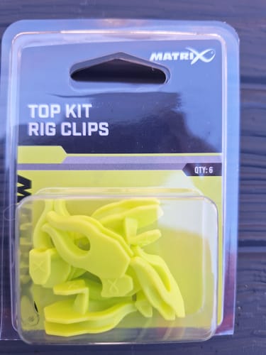 Recensent toont de TOP KIT RIG CLIPS in de originele blisterverpakking.