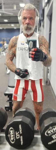 Customer photo review of BODYBUILDING SHORTS – MOTORS / STRIPE GREY