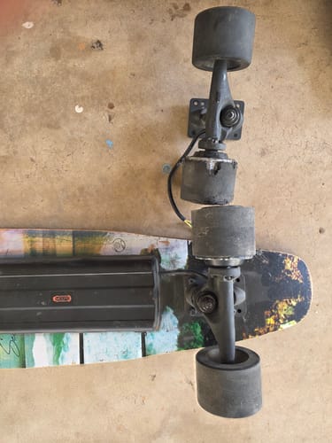Customer's new MOTOR SET for Campus detached from an electric skateboard during replacement.