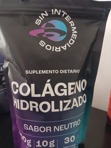 Un cliente muestra el empaque negro de su suplemento Colágeno Hidrolizado sabor neutro.