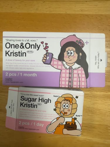 レビュー投稿者が撮影した「One&Only Kristin Plus」の紫色のパッケージ。木製のテーブルの上にあります。