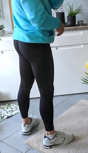 Customer photo review of UNITY V-Shape Scrunch Leggings - Deep Black