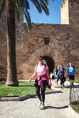 Eine Kundin trägt die schwarze Pala Premium Leggings bei einer sonnigen Wanderung auf Mallorca.