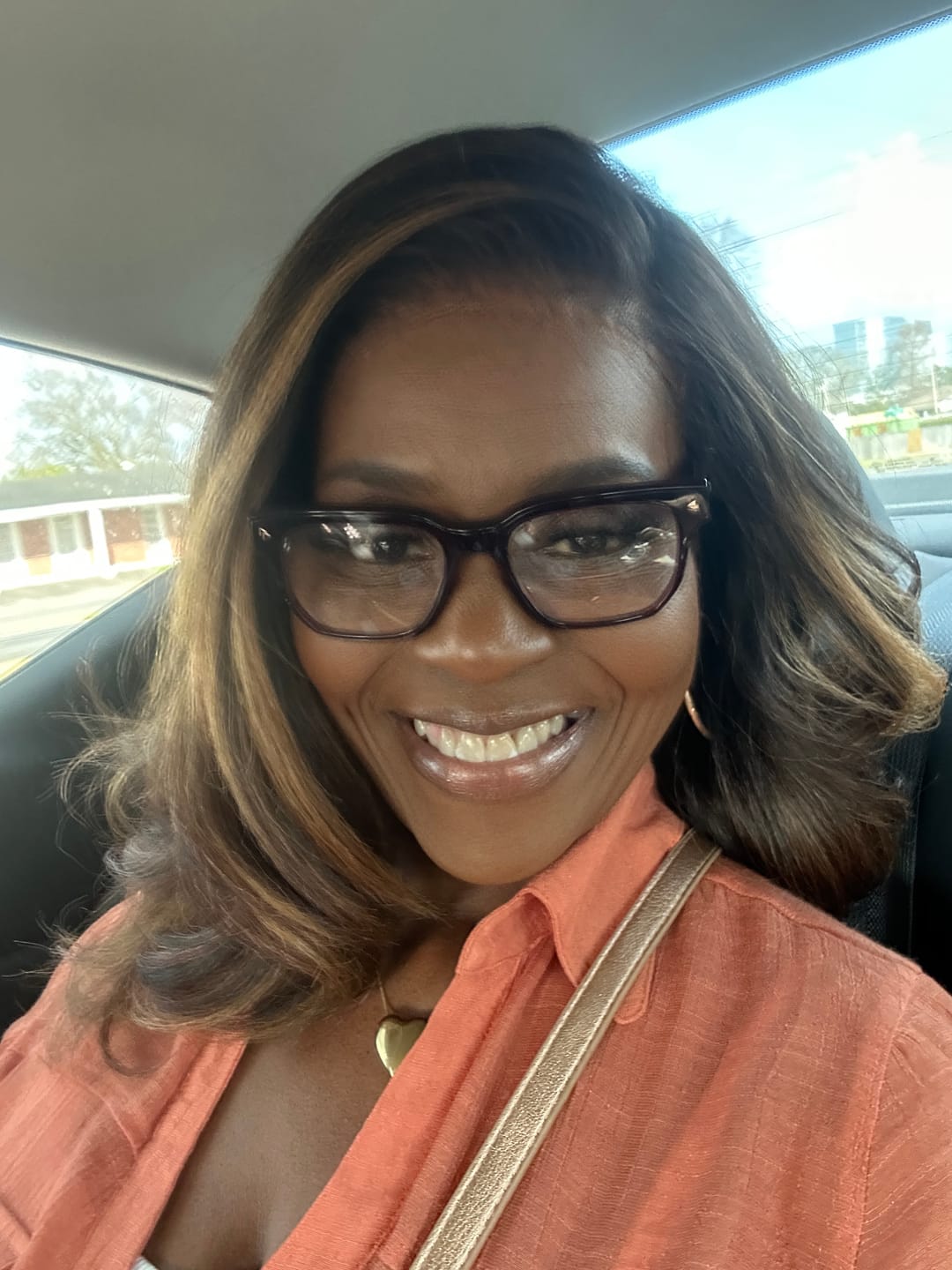 Customer photo review of Sensationnel Glamora Glueless Pre-Styled 13x4 HD Lace Front Wig - GLAM UNIT 1