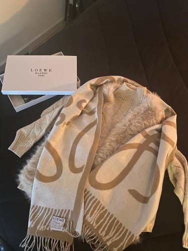 Customer photo review of Loewe Scarf 180CM Beige White Cashmere 962789