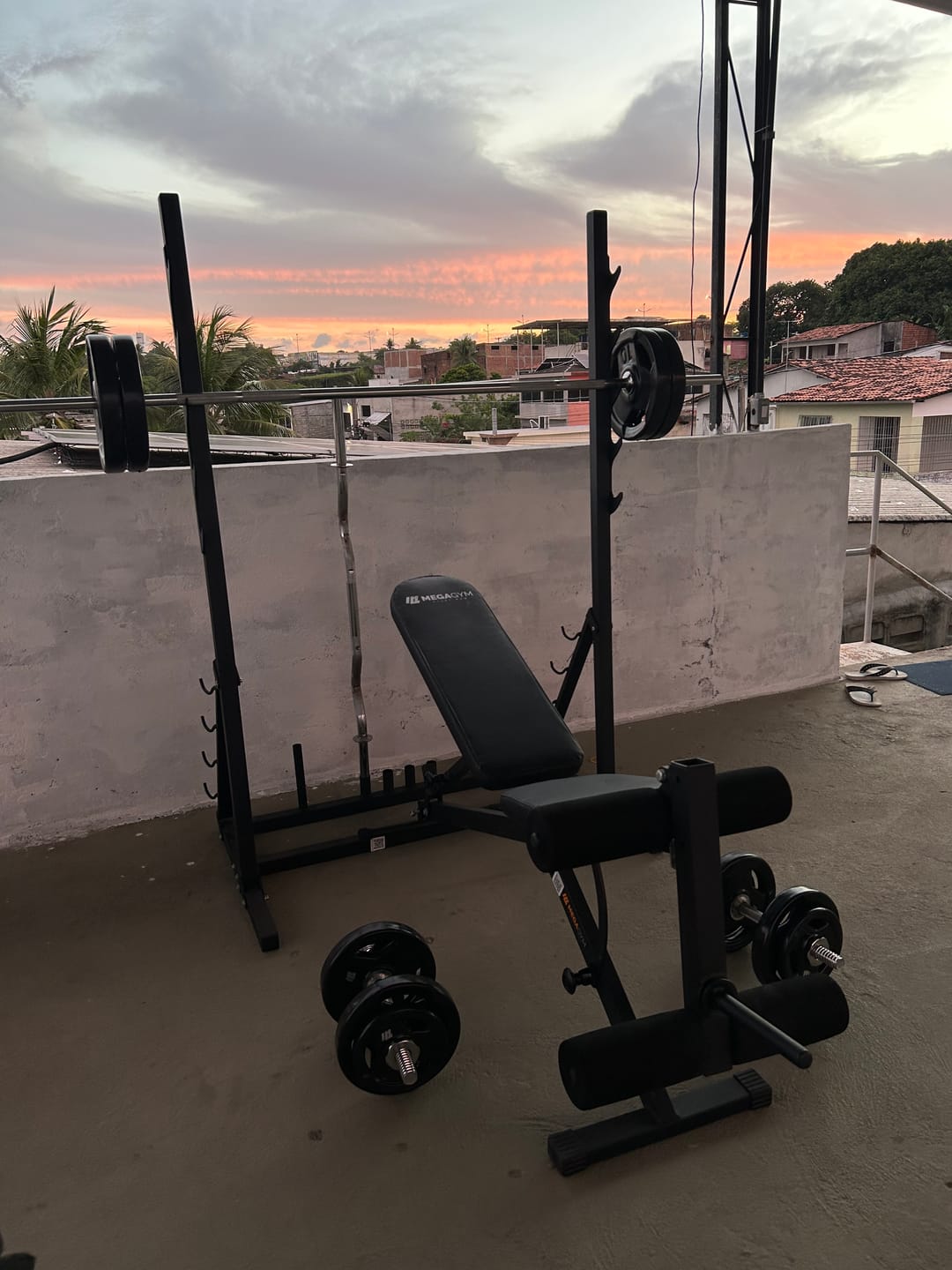 Customer photo review of Banco Regulável 10x1 com Cadeira Extensora + Scot + Rack Agachamento