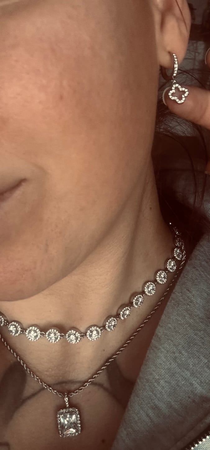 Customer photo review of Pave Lucky Aura Huggie Ohrringe 14K Vergoldet