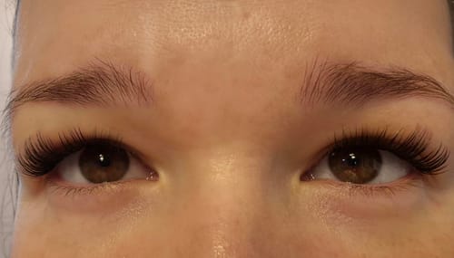 Nahaufnahme der Augen einer Rezensentin, die die langen, vollen MRS RIGHT Wimpern trägt.