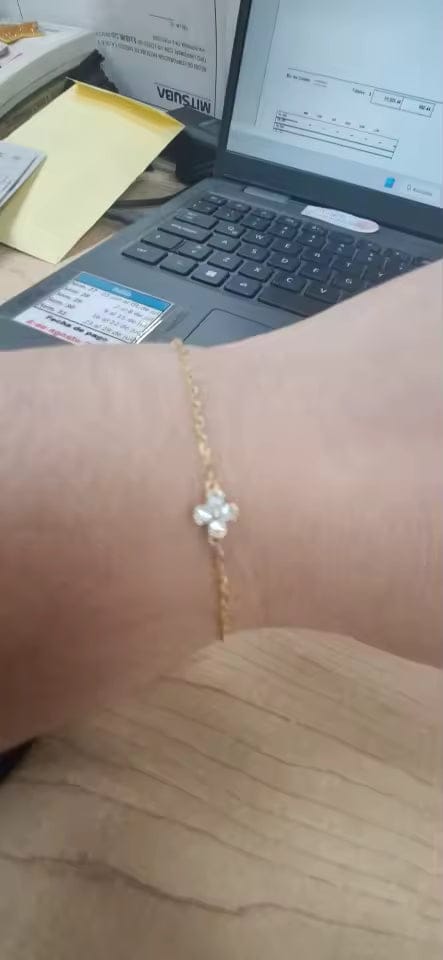 Customer photo review of Alice Clover Bracelet