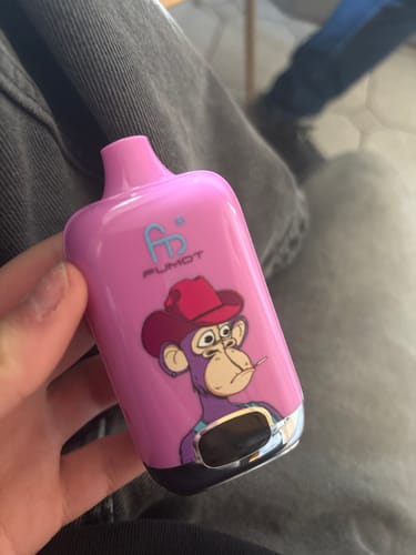 Kunde hält die pinke RANDM DIGITAL BOX 12000 Vape in der Hand.