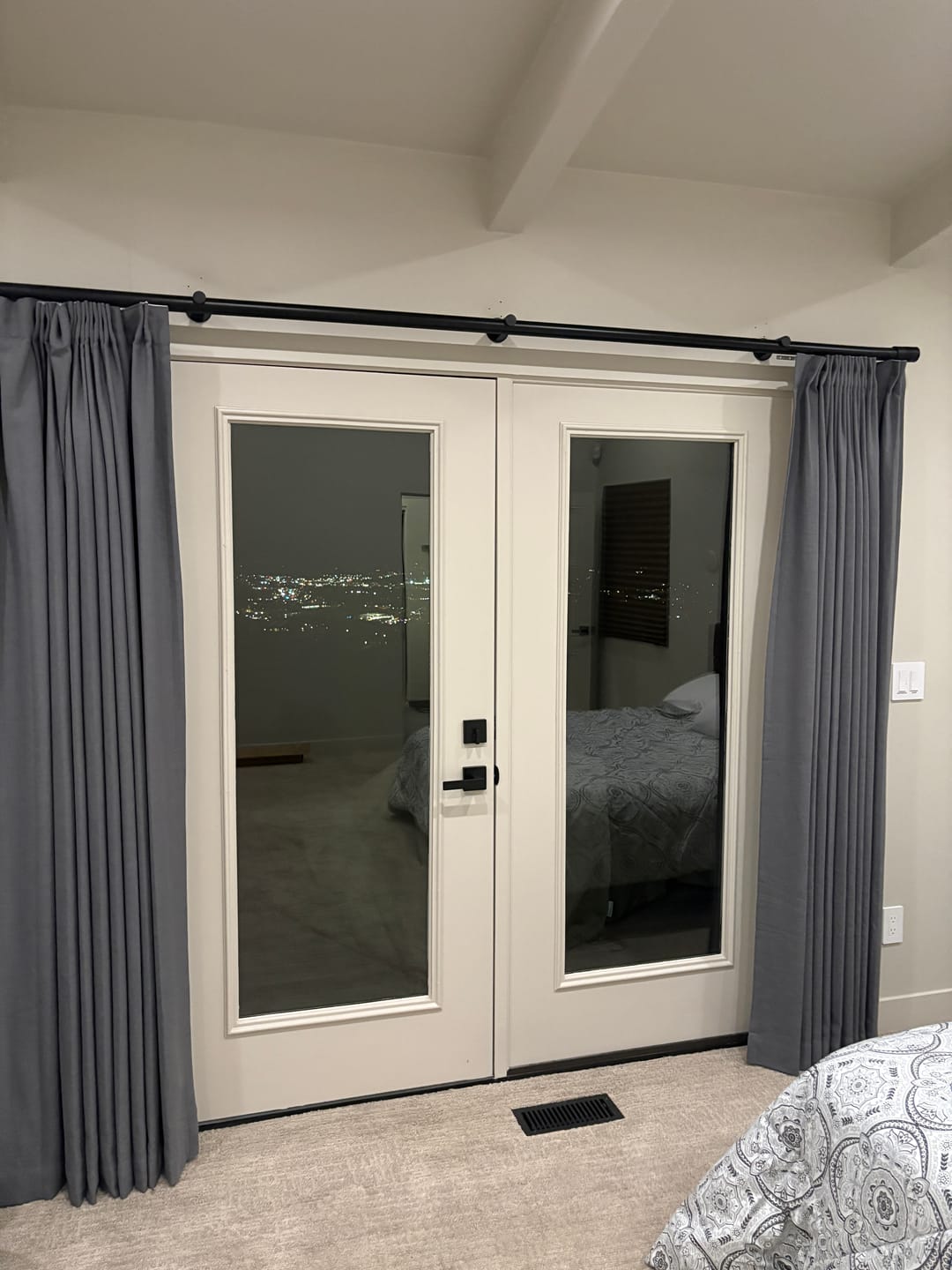 Customer photo review of SmartWings Motorized Linen Curtain 50%/70%/100% Blackout Daphne