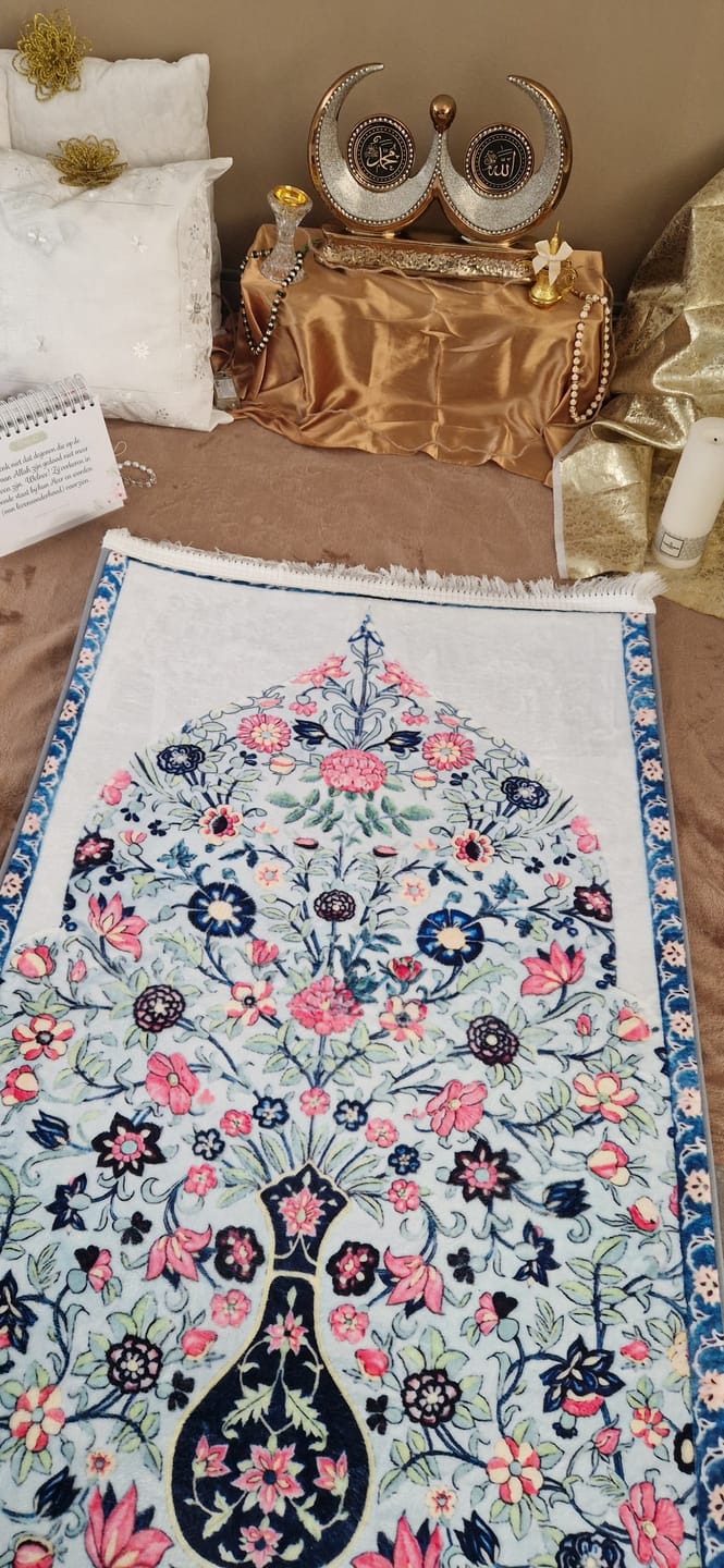 Customer photo review of Raza-e-Ilahi Padded Prayer Mat