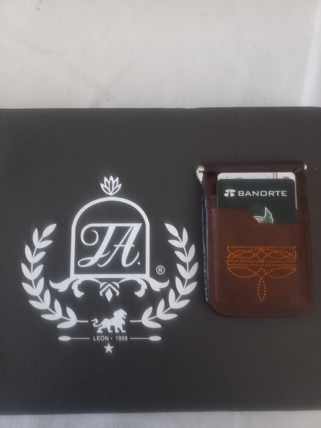 Customer photo review of Billetera de clip César – Piel café cerro con ringle bordado naranja.