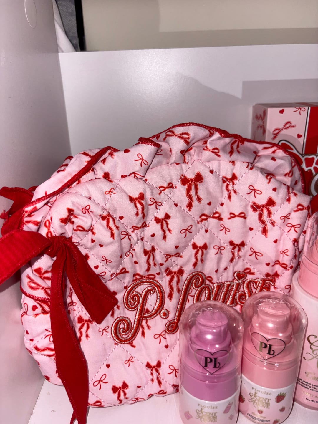 Asiakkaiden valokuva-arvostelu P.Louise Prettystä Pink Bow Makeup Kit & Bagissa