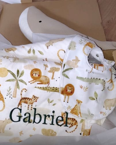 Customer photo review of Pack Regalo welcome baby: Peluche ballena Susi personalizada + babero + chupetero