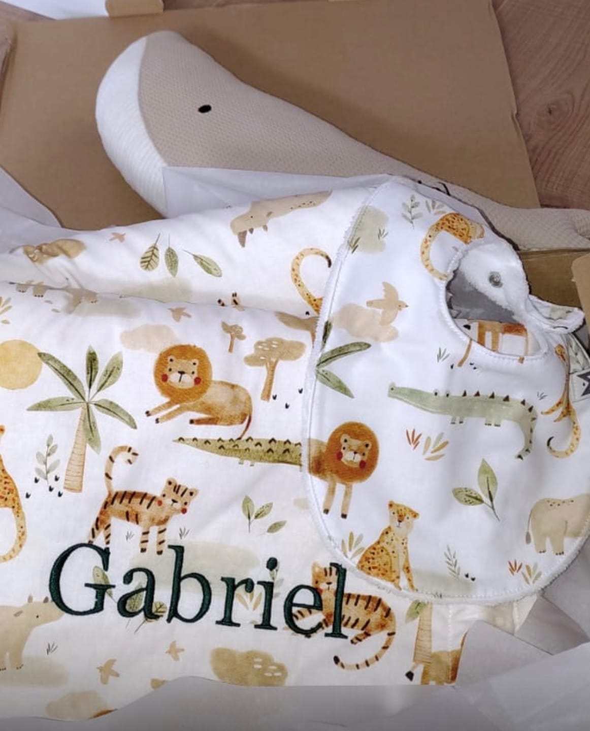 Customer photo review of Pack Regalo welcome baby: Peluche ballena Susi personalizada + babero + chupetero