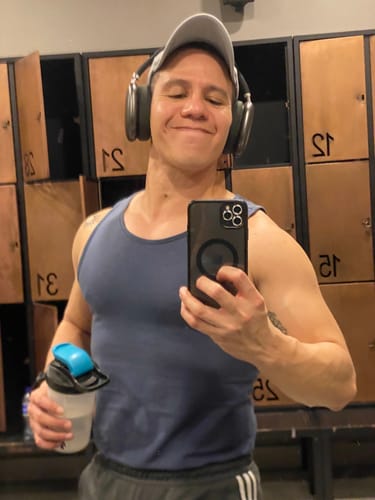 Cliente en el vestuario del gimnasio, quien usa las Cápsulas Colágeno + Biotina para su entrenamiento.