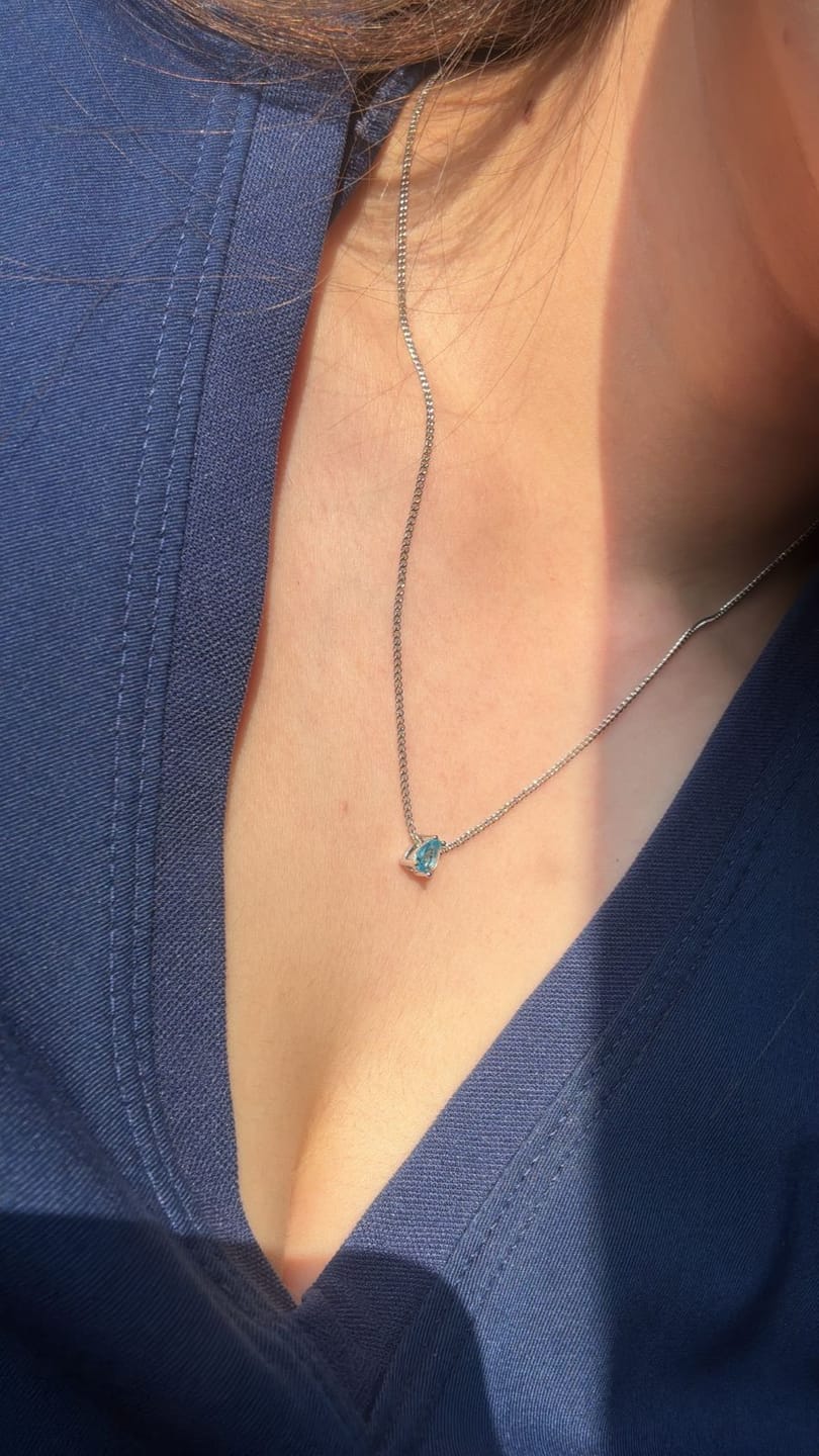 Customer photo review of Collar Birthstone Gota Plateado