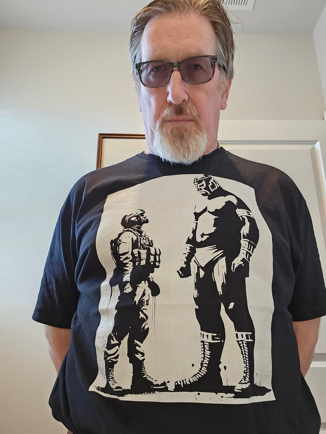 Customer photo review of Sin Lucha No Hay Victoria Art De La Calle T-Shirt