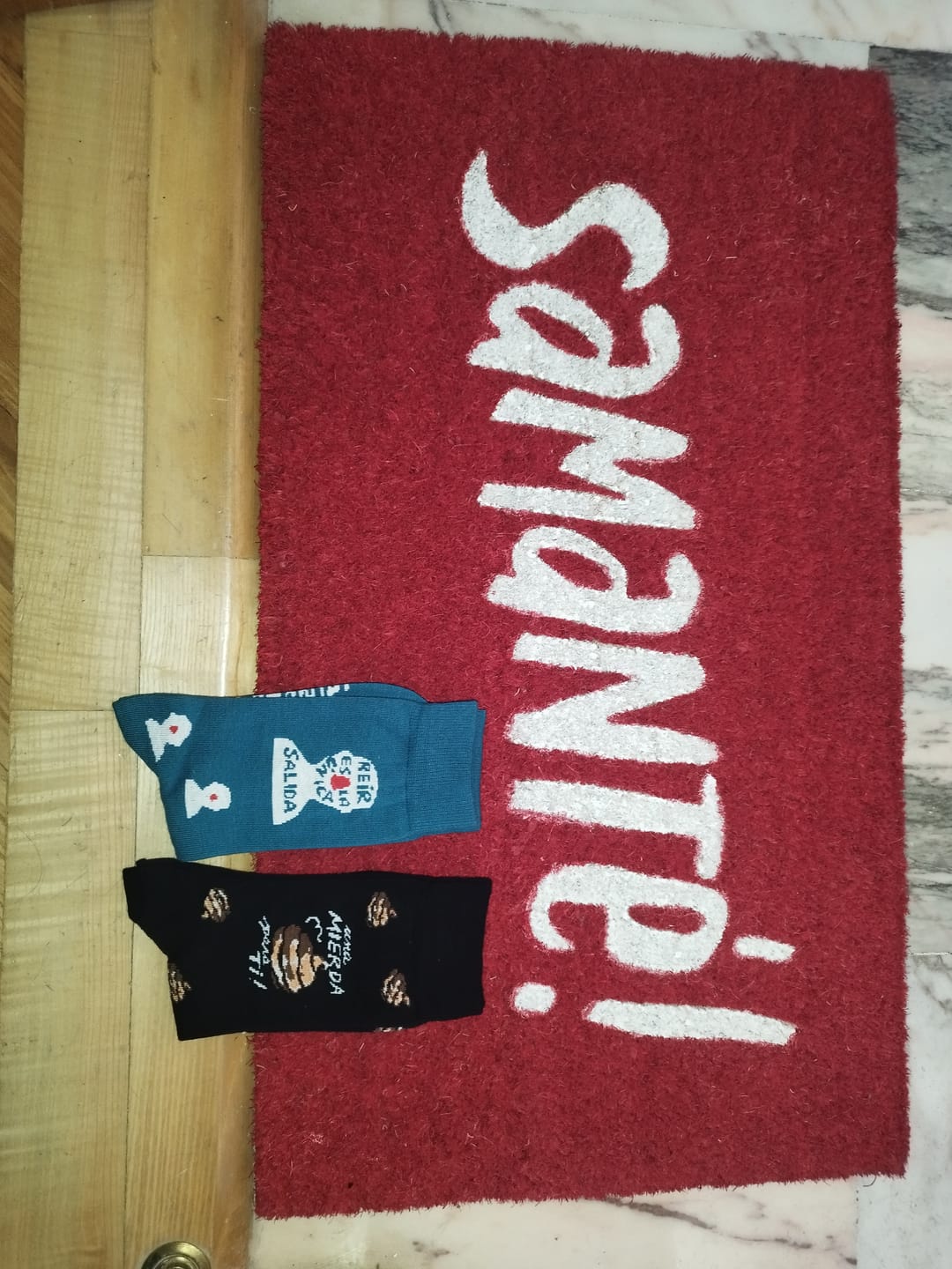 Customer photo review of Pack 2 pares Calcetines (Reír y mierda)