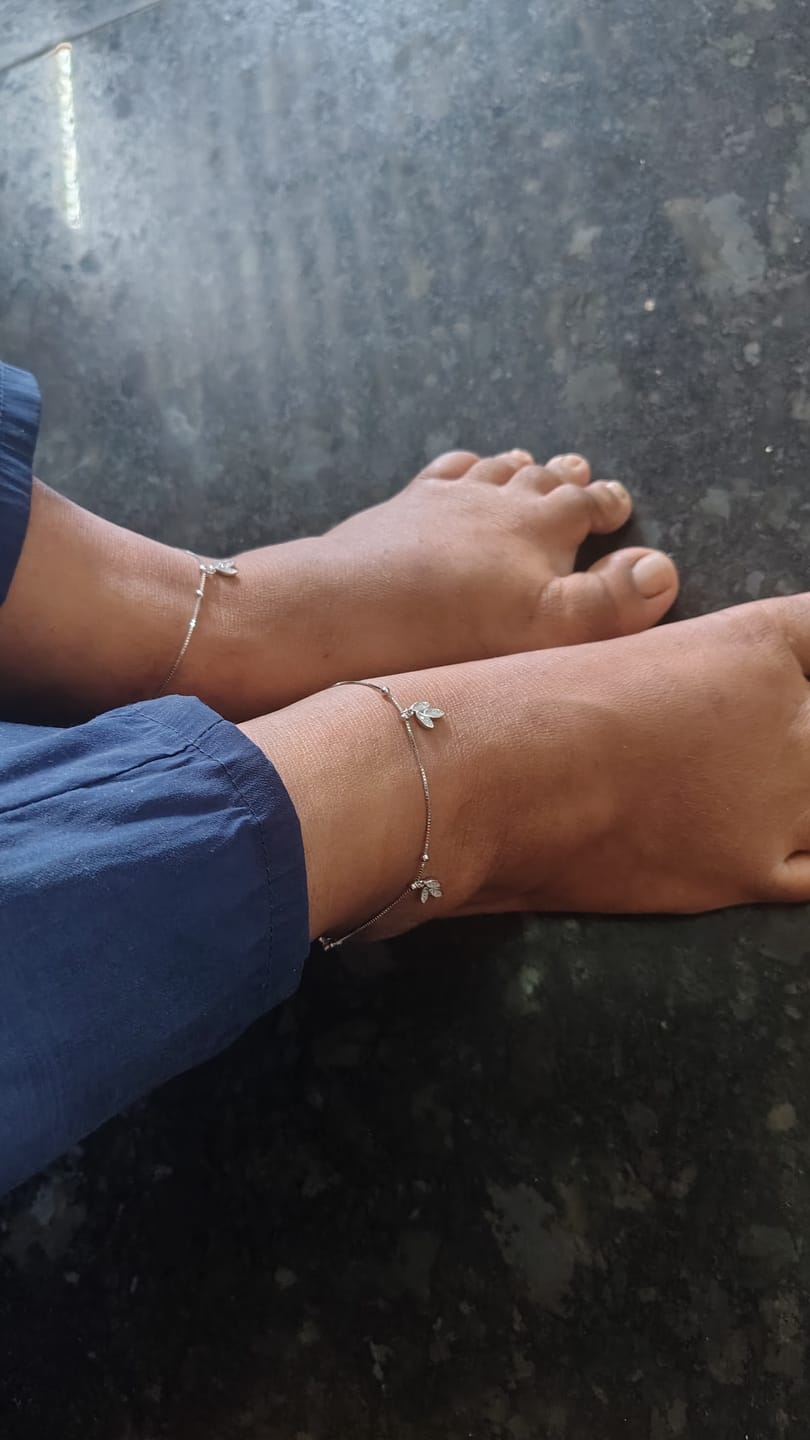 Customer photo review of Silver Dangling Triple Leaf Charm Anklet