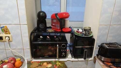 Imagine de la un client cu friteuza Air Fryer Novio StonePro, așezată pe un blat de bucătărie lângă alte electrocasnice.