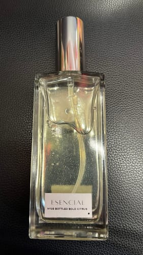 Reseña de un cliente del perfume H198 Inspirado en Boss Bottled en su frasco rectangular con tapón plateado.
