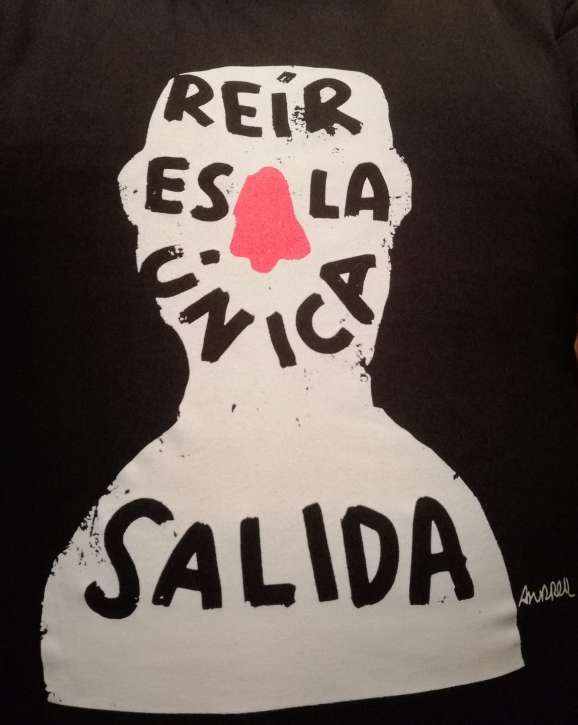 Customer photo review of Camiseta "Reír es la única salida"