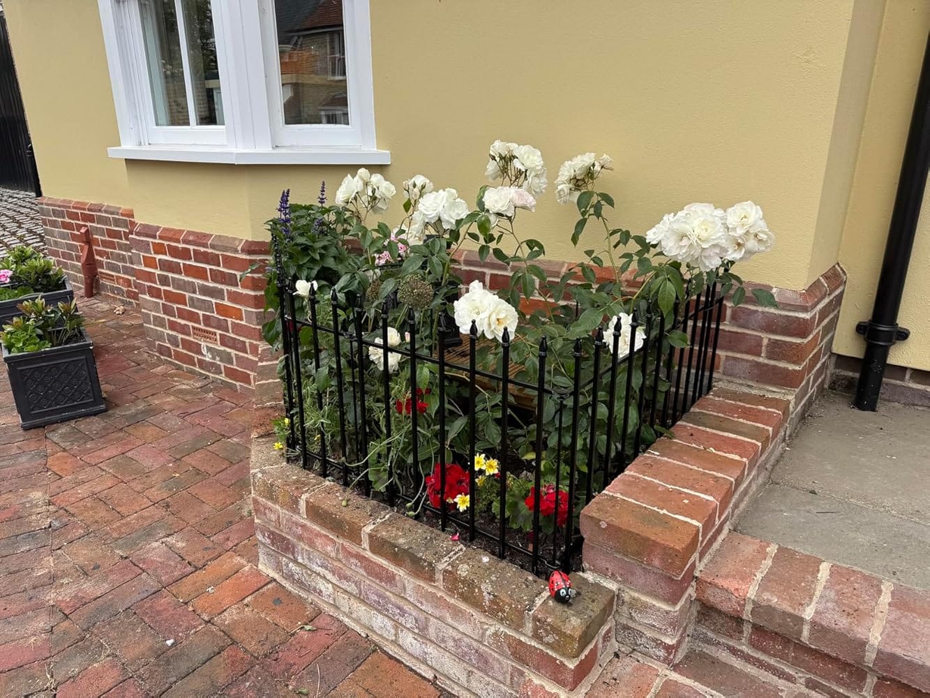 Customer photo review of Metal Garden Fence 60×60cm, 5 Panels (3m), No-Dig Dog & Flower Bed Fence