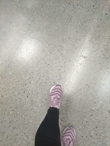 Customer photo review of Zapatilla de Seguridad Guyisa® Modelo 0277 Mujer Puntera de Acero Suela de Kevlar Anti Clavos