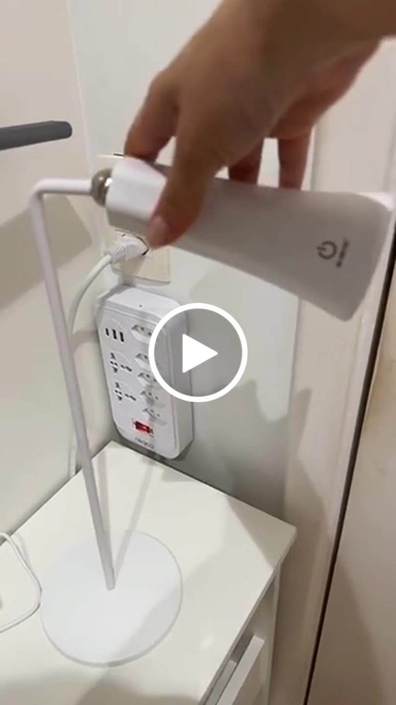 Customer video review of Luminária de Mesa 4 em 1 Led Ajustável 360°