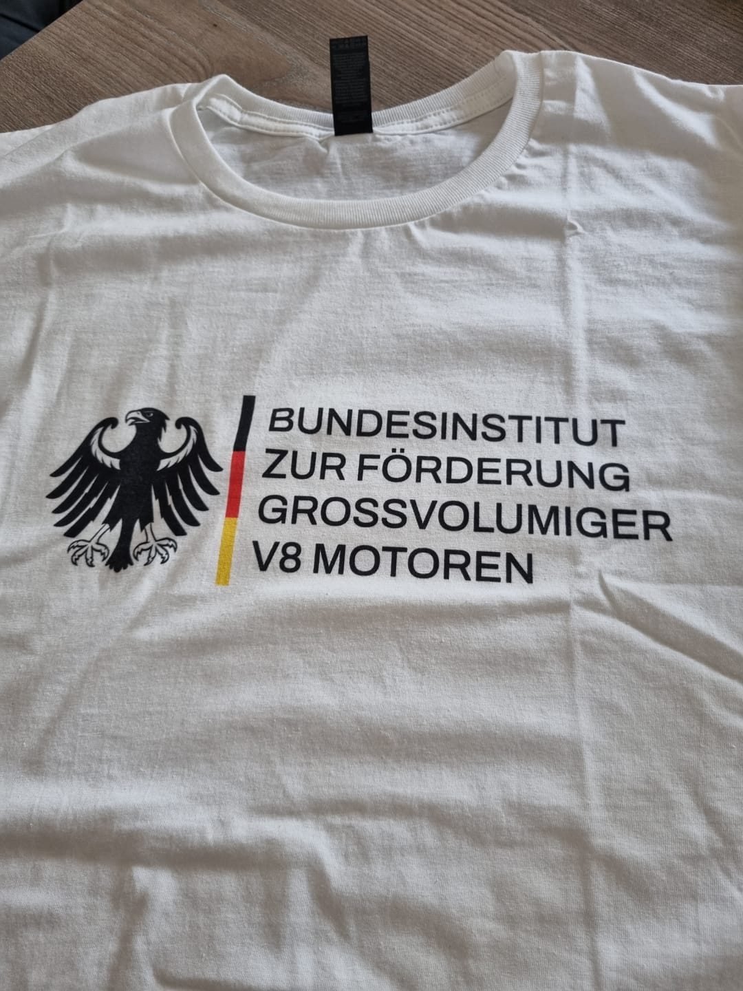 Customer photo review of Bundesinstitut V8 T-Shirt
