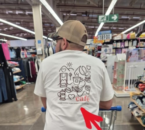 Customer photo review of Camiseta Café Britt 40 Años Íconos del Café