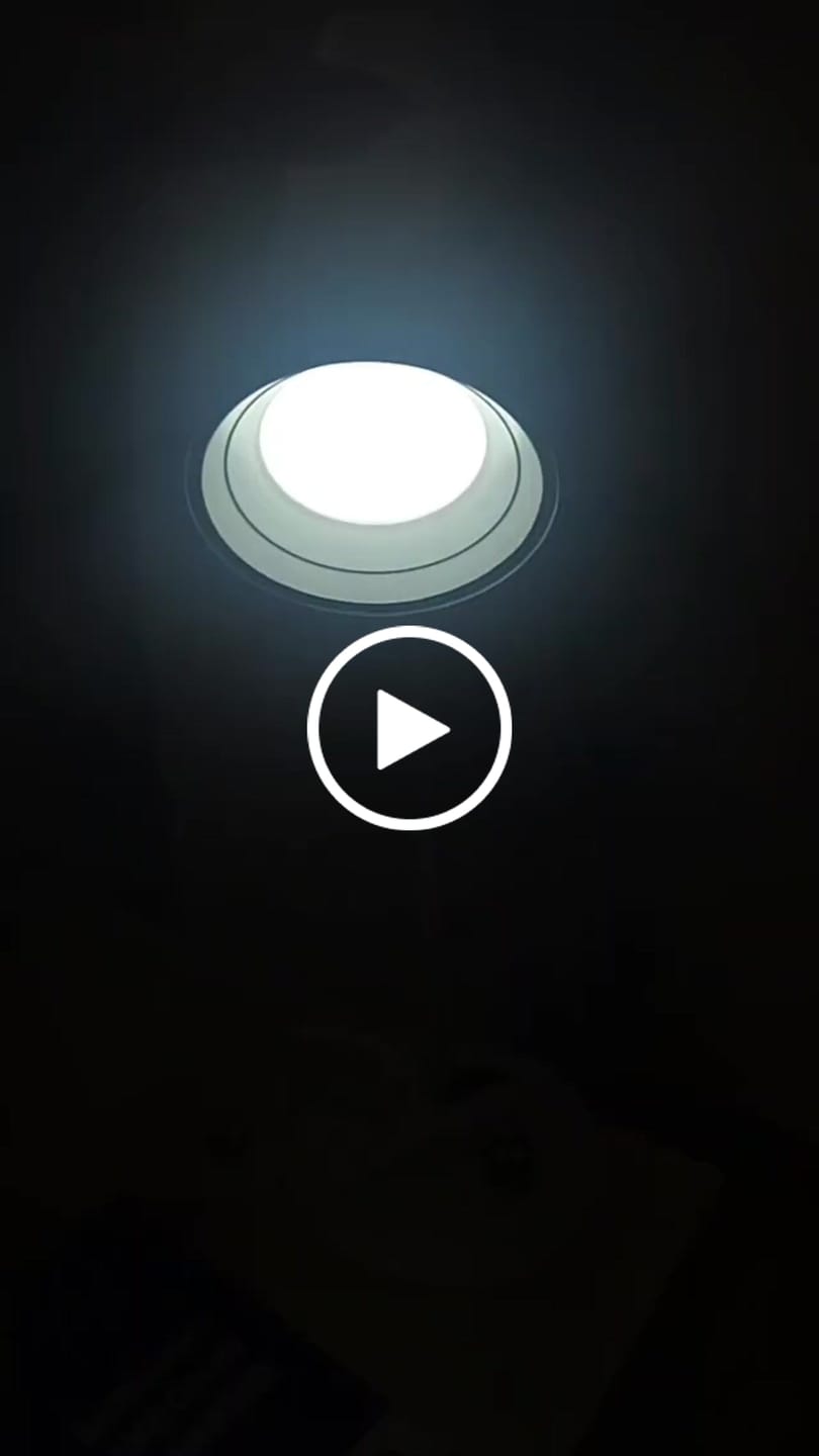 Customer video review of Luminária de Mesa 4 em 1 Led Ajustável 360°