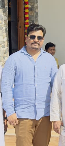 Reviewer wearing the Co-Pilot black and silver wayfarer sunglasses outdoors.