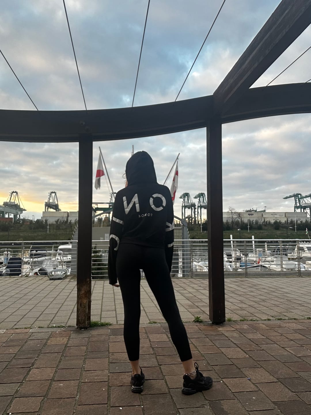 Customer photo review of Felpa Over Cappuccio FLAG Donna Nero