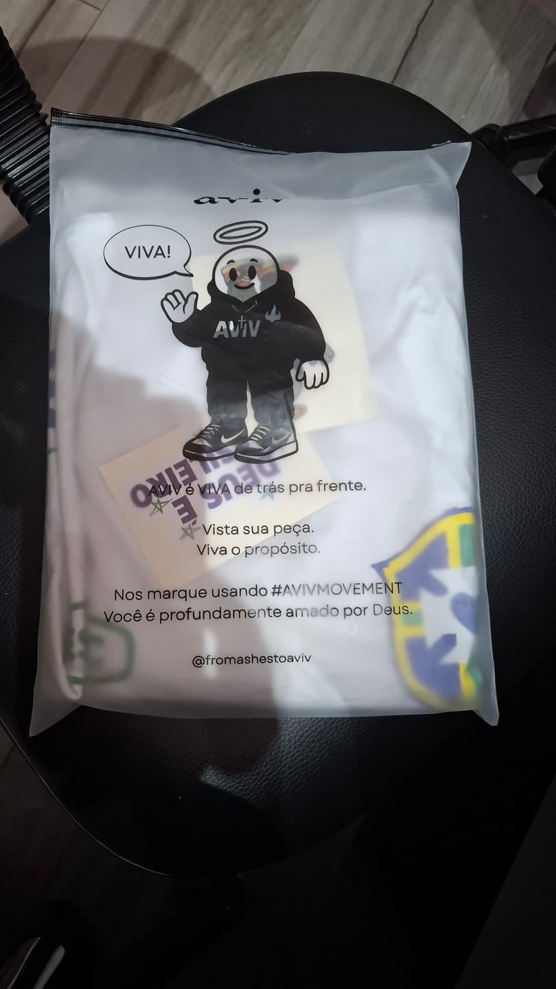 Customer photo review of CAMISETA BOXY 'DEUS É BRASILEIRO' [FRENTE E COSTAS]