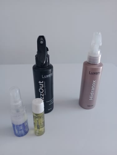 El cliente muestra su tratamiento capilar Hidratox junto a otros productos de la línea Luxeny.