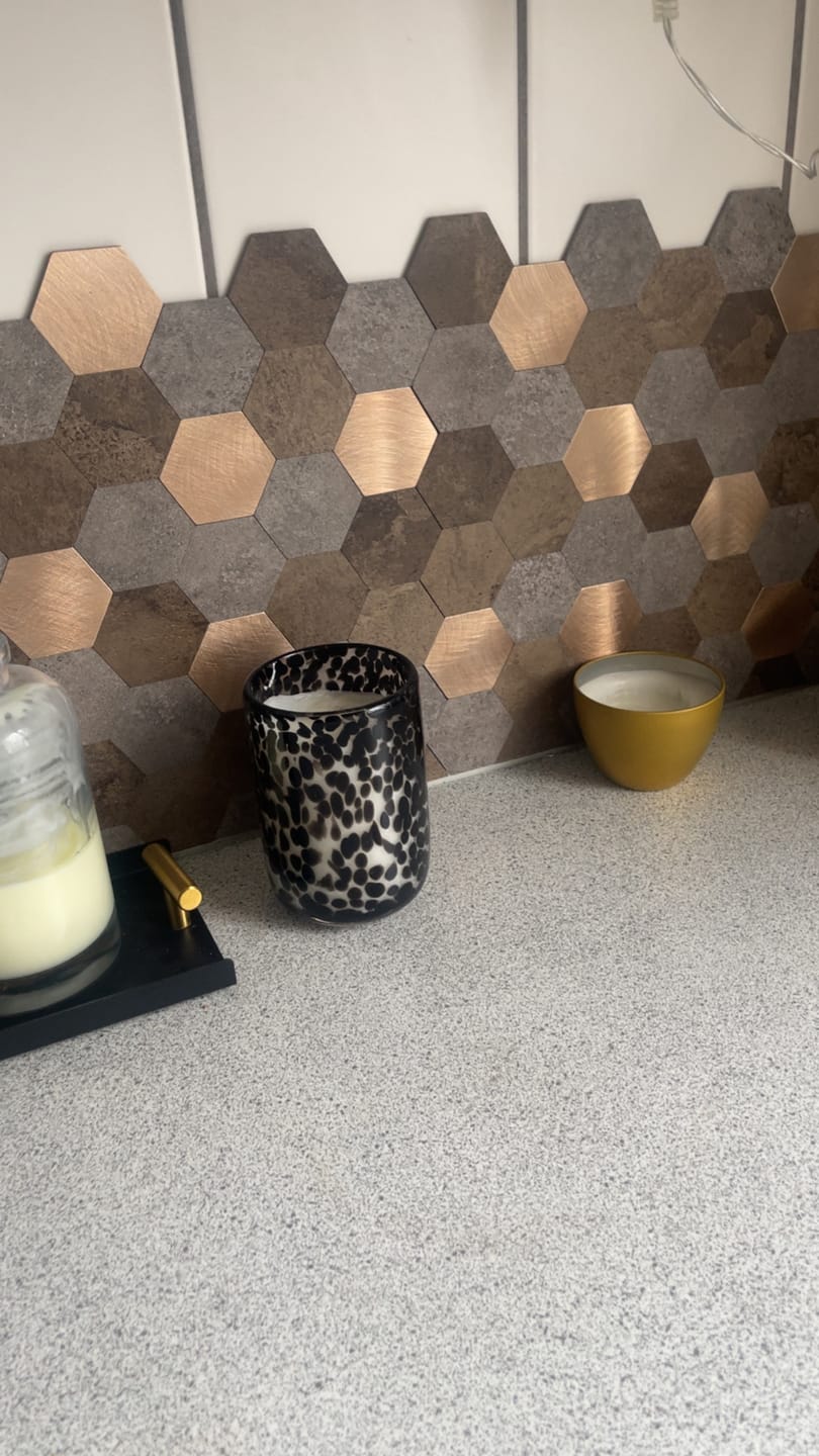 Customer photo review of 10-pk Mocca hexagon selvklebende veggfliser