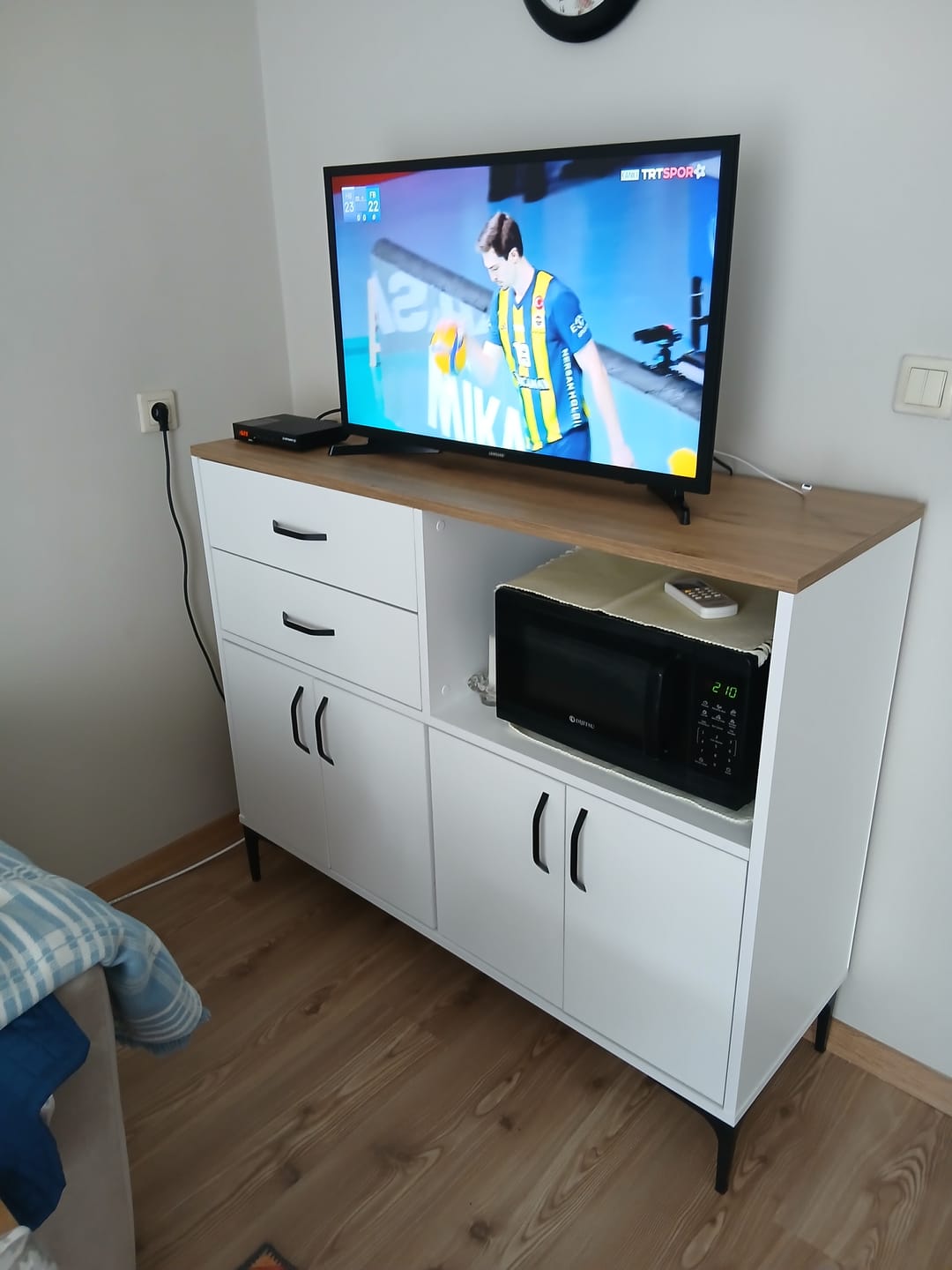 Customer photo review of Rani JE166 Kahve Köşesi Çok Amaçlı Dolap 4 Kapaklı 2 Çekmeceli Kiler Mutfak Dolabı Beyaz - Sepet Ceviz