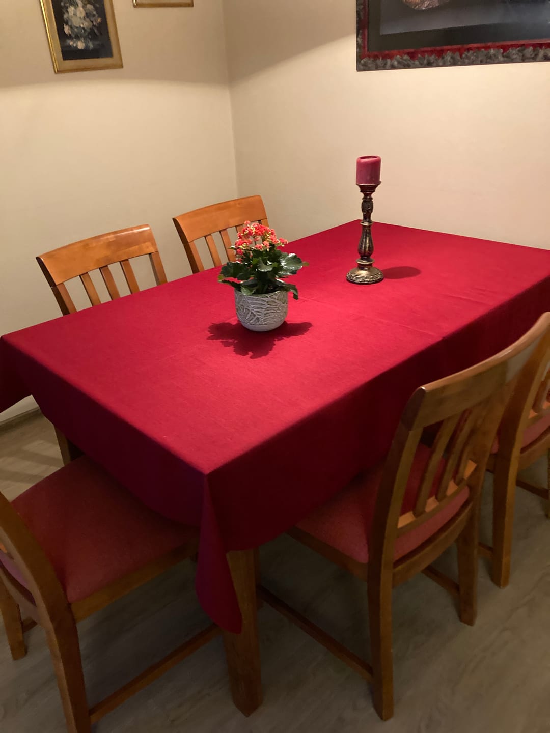Customer photo review of Leinen Optik Tischdecke eckig rot