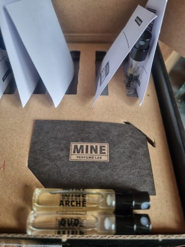 Il recensore mostra il suo set di campioni, con il profumo OUD in primo piano.