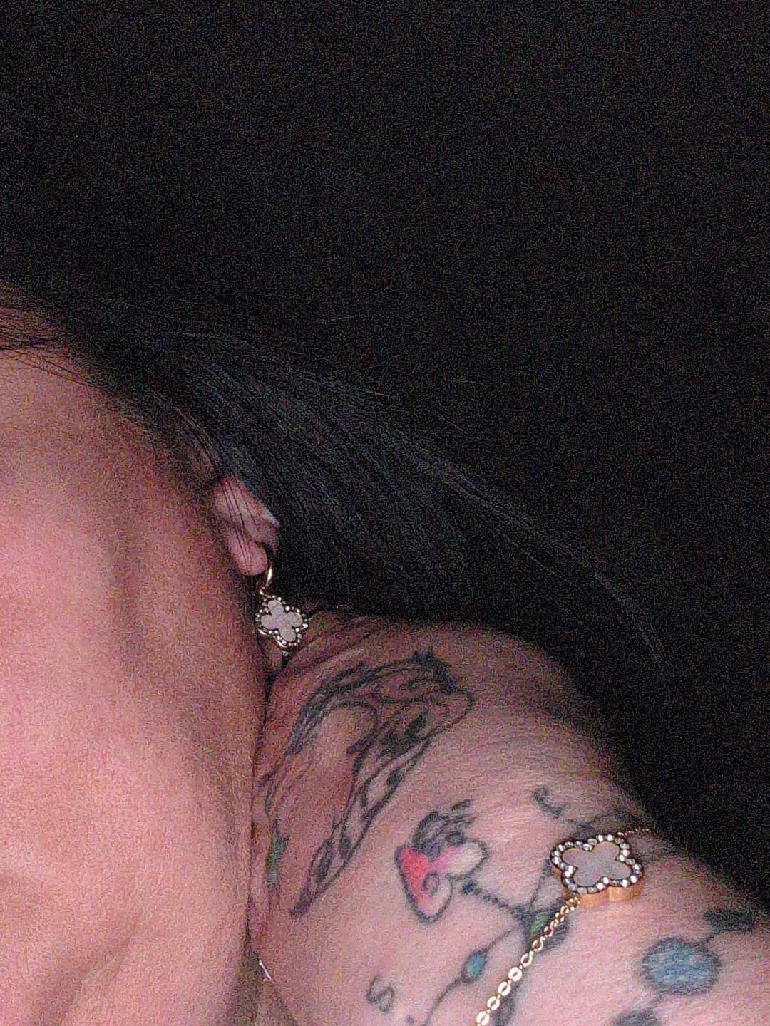 Customer photo review of Pave Perlmutt Lucky Leaf Ohrringe 14K Vergoldet